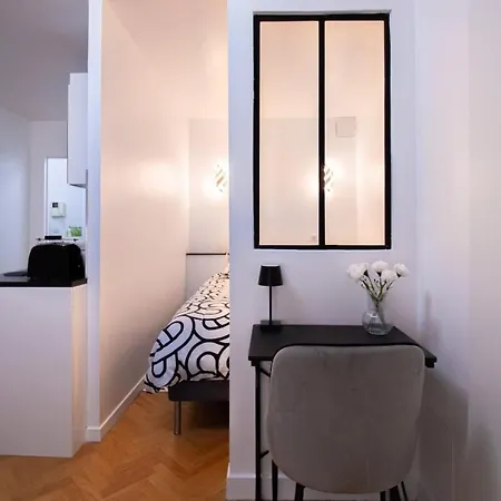 Stylish Escape In The Vibrant 11th Arrondissement Parigi