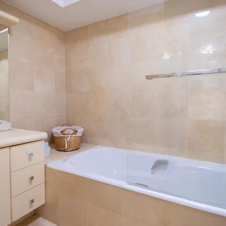 Stylish Escape In The Vibrant 11th Arrondissement Parigi