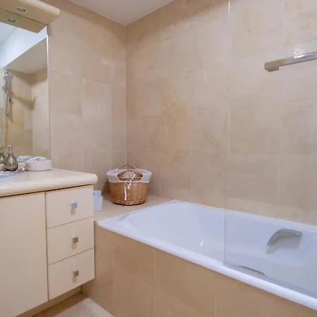 Stylish Escape In The Vibrant 11th Arrondissement 파리