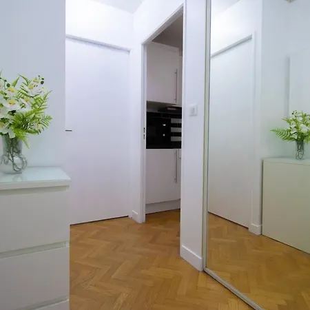 Апартаменты Stylish Escape In The Vibrant 11th Arrondissement Париж